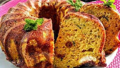 Cuketová bábovka s chia semínkem s čokoládovou polevou se zakysankou