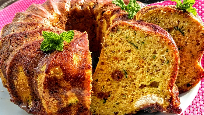 Cuketová bábovka s chia semínkem s čokoládovou polevou se zakysankou