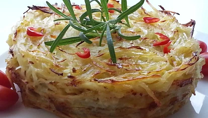 Gratinované bramborové nudličky s česnekem, rozmarýnem a šlehačkou