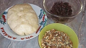 Hruškový tažený závin s hrozinkami a ořechy