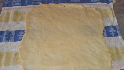 Hruškový tažený závin s hrozinkami a ořechy