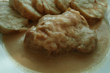 Kotlet cibulář v cibulové omáčce