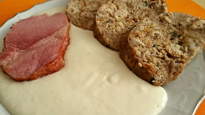 Křenová omáčka s uzeným a knedlíkem trochu jinak