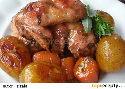 Kuřecí křídla s bramborami a zeleninou v lorně