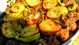 Kuřecí kuličky na zelenině, zapečené s plátky brambor