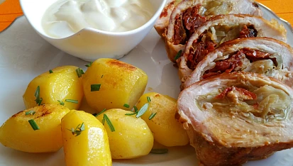 Kuřecí prsa plněná sušenými rajčaty a hlávkovým zelím