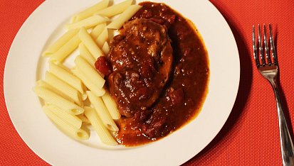 Kuřecí prsa v pikantní omáčce s rajčaty a penne, Kuřecí prsa v pikantní omáčce s rajčaty a penne