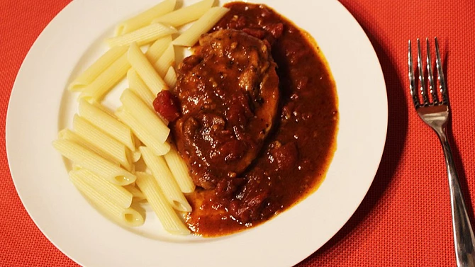 Kuřecí prsa v pikantní omáčce s rajčaty a penne, Kuřecí prsa v pikantní omáčce s rajčaty a penne
