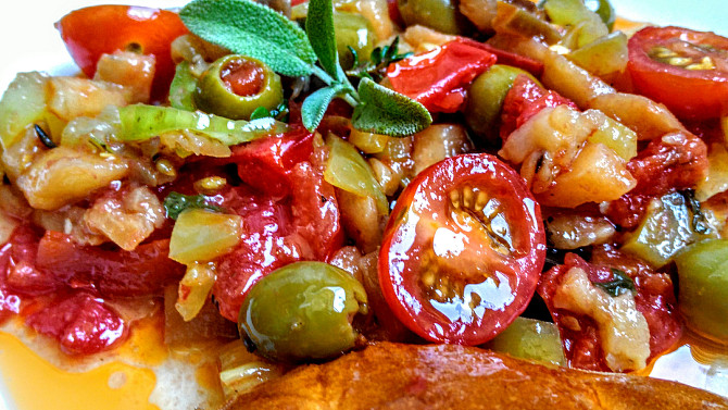 Lilková salsa s rajčaty a koriandrem