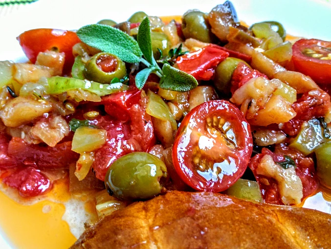 Lilková salsa s rajčaty a koriandrem Lilková salsa s rajčaty a koriandrem