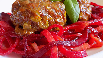 Masovo-tvarůžkový karbanátek se zeleninovými špagetami