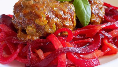Masovo-tvarůžkový karbanátek se zeleninovými špagetami