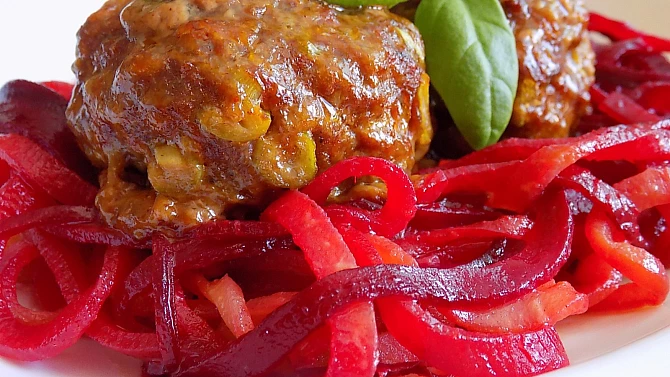 Masovo-tvarůžkový karbanátek se zeleninovými špagetami
