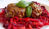 Masovo-tvarůžkový karbanátek se zeleninovými špagetami