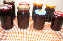 Hotová ostružinová marmeláda.