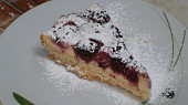 Ostružinový koláč s tvarohem (na talířku,připravené ochutnat)