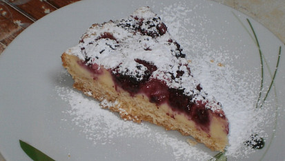 Ostružinový koláč s tvarohem, na talířku,připravené ochutnat