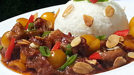 Pikantní vepřové kostky s cherry rajčátky a chilli omáčkou