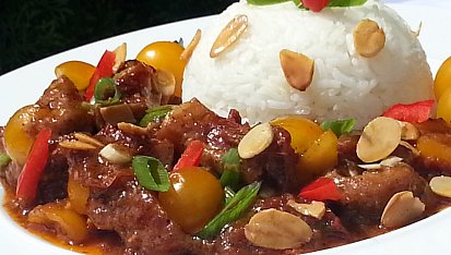 Pikantní vepřové kostky s cherry rajčátky a chilli omáčkou