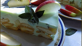 Piškotový nepečený dortík s jablky a mátou