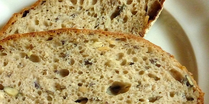 Pšeničný kváskový chleba se semínkovou záparou