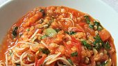 Rajčatové ragú s červenou čočkou a nudlemi