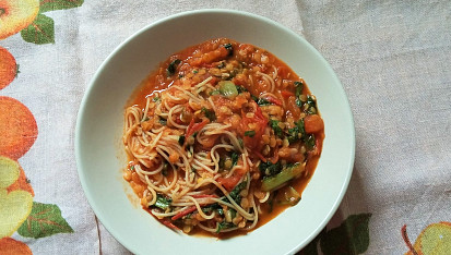 Rajčatové ragú s červenou čočkou a nudlemi
