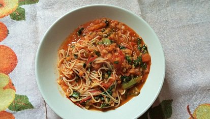 Rajčatové ragú s červenou čočkou a nudlemi