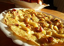 Selská omeleta s bramborami a slaninou