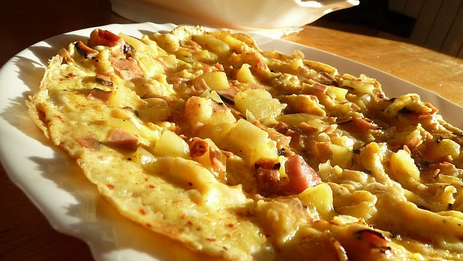 Selská omeleta s bramborami a slaninou