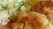 Smažené květákové řízečky, bylinkové brambory s máslem a pikantní omáčka