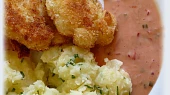 Smažené květákové řízečky, bylinkové brambory s máslem a pikantní omáčka