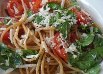 Špagety se syrovými marinovanými rajčaty