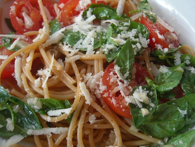Špagety se syrovými marinovanými rajčaty