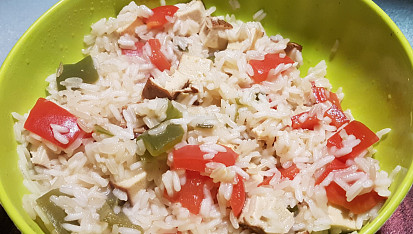 Tofu rizoto s červenou a zelenou paprikou (v jedné pánvičce)