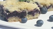 Vynikající ovocný koláč s ořechy a citronovou drobenkou, S borůvkami