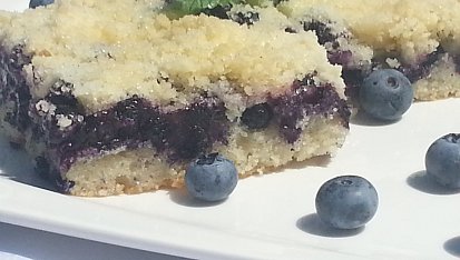 Vynikající ovocný koláč s ořechy a citronovou drobenkou, S borůvkami