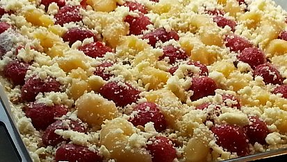 Vynikající ovocný koláč s ořechy a citronovou drobenkou, S nektarinkami