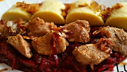 Zelí z červené řepy, bramborový knedlík a masové kostky, Zelí z červené řepy bramborový knedlík, vepřové kostky 
