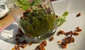 Bazalkové pesto se sýrem Grand Gusto, sušenými rajčaty a olivovým olejem