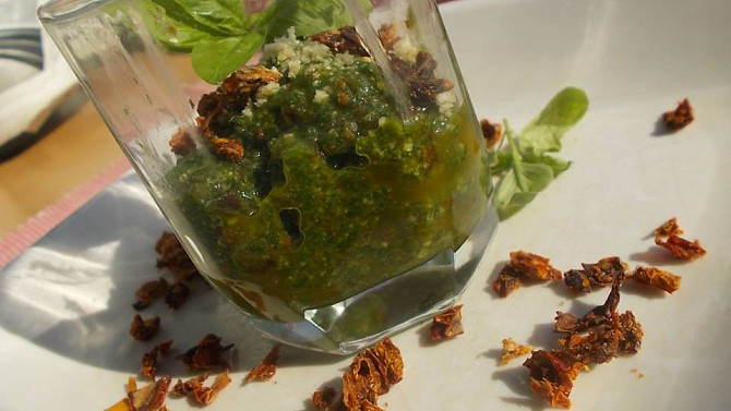 Bazalkové pesto se sýrem Grand Gusto, sušenými rajčaty a olivovým olejem