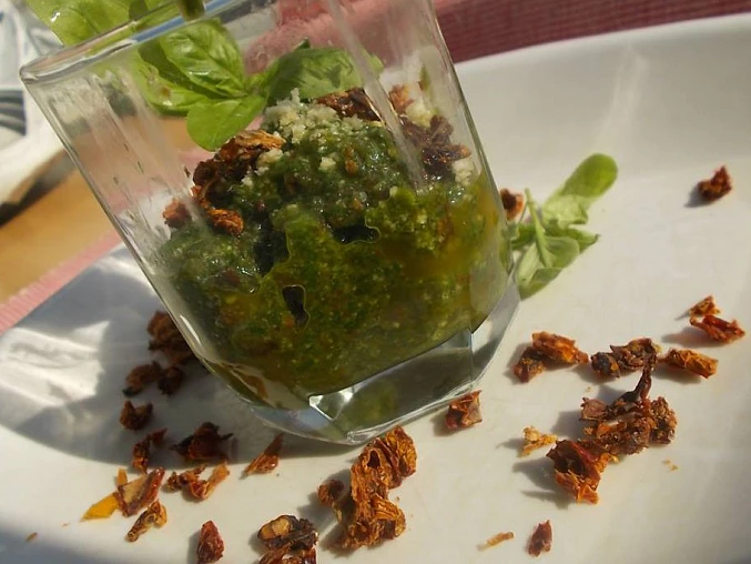 Bazalkové pesto se sýrem Grand Gusto, sušenými rajčaty a olivovým olejem Bazalkové pesto se sýrem Grand Gusto, sušenými rajčaty a olivovým olejem