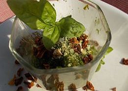 Bazalkové pesto se sýrem Grand Gusto, sušenými rajčaty a olivovým olejem