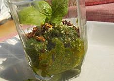 Bazalkové pesto se sýrem Grand Gusto, sušenými rajčaty a olivovým olejem