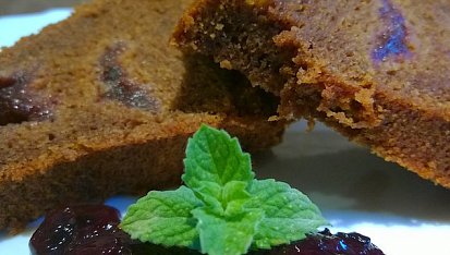Bezlepková perníkovo - cuketová bábovka s povidly