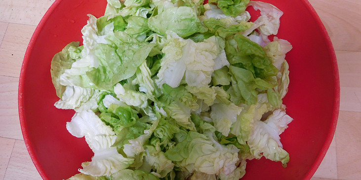 Hlávkový salát s vařenými vejci -  salát přichystaný