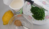 Hlávkový salát s vařenými vejci, Hlávkový salát s vařenými vejci - příprava na zálivku