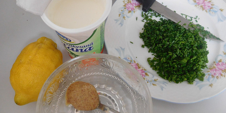 Hlávkový salát s vařenými vejci - příprava na zálivku