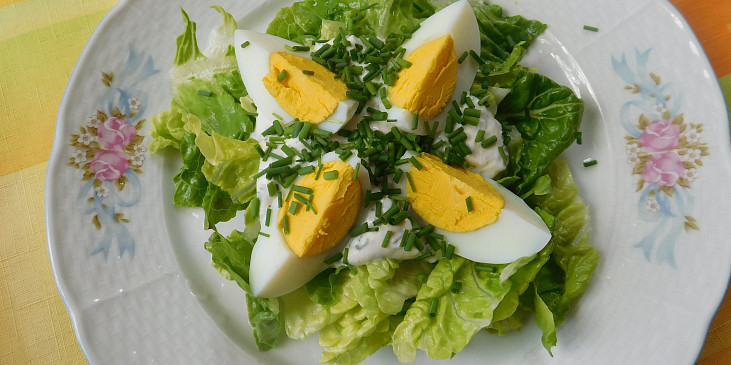 Hlávkový salát s vařenými vejci 