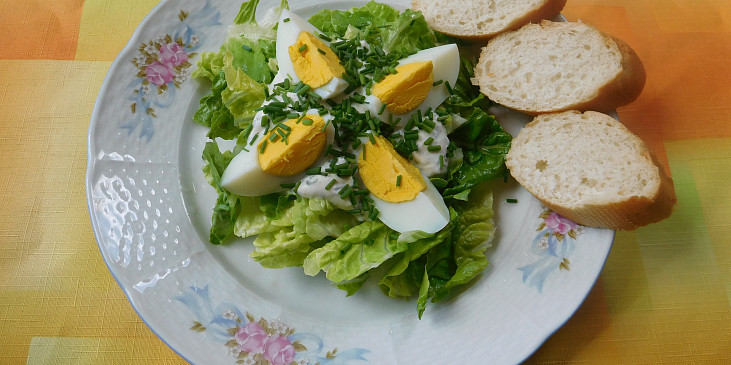 Hlávkový salát s vařenými vejci - s bagetkou